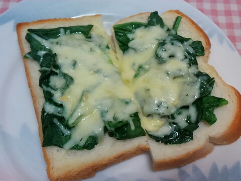 ほうれん草のバター炒めとチーズのトースト☆